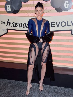 Model Nicole Williams English, Justin Bieber ve Marshmello sunuculuğunu The H.wood Group ve REVOLVE Sunuculuğunu PLACES.CO ve Flow.com 'un yaptığı' Eve Dönüş Hafta Sonu 'na 11 Şubat 2022' de geldi. 