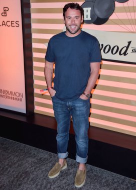 Scooter Braun, Justin Bieber ve Marshmello sunuculuğunu The H.wood Group ve REVOLVE Sunuculuğunu PLACESO ve Flow.com 'un yaptığı' Eve Dönüş Hafta Sonu 'na 11 Şubat 2022' de Pasifik Tasarım Merkezi 'nde gerçekleştirilen ve yapımcılığını üstlendiği