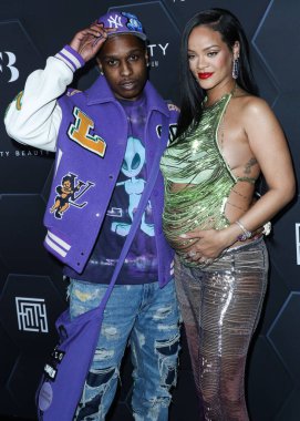 Amerikalı rapçi A $AP Rocky ve hamile kız arkadaş / Barbadoslu şarkıcı Rihanna (Robyn Rihanna Fenty NH), The Attico 'yu giyip 11 Şubat 2022' de Goya Stüdyoları 'nda düzenlenen Fenty Beauty and F70 Skin Kutlamasına geldiler.