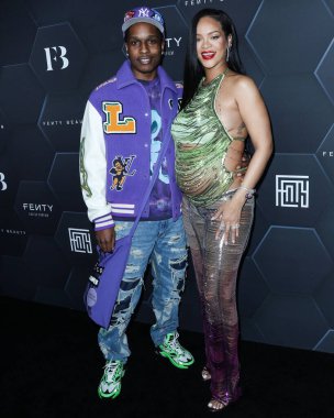 Amerikalı rapçi A $AP Rocky ve hamile kız arkadaş / Barbadoslu şarkıcı Rihanna (Robyn Rihanna Fenty NH), The Attico 'yu giyip 11 Şubat 2022' de Goya Stüdyoları 'nda düzenlenen Fenty Beauty and F70 Skin Kutlamasına geldiler.