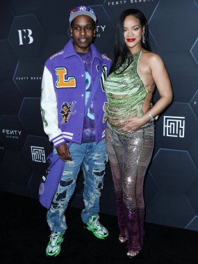 Amerikalı rapçi A $AP Rocky ve hamile kız arkadaş / Barbadoslu şarkıcı Rihanna (Robyn Rihanna Fenty NH), The Attico 'yu giyip 11 Şubat 2022' de Goya Stüdyoları 'nda düzenlenen Fenty Beauty and F70 Skin Kutlamasına geldiler.