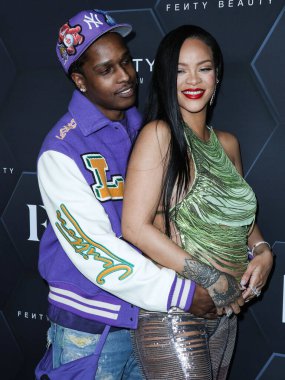 Amerikalı rapçi A $AP Rocky ve hamile kız arkadaş / Barbadoslu şarkıcı Rihanna (Robyn Rihanna Fenty NH), The Attico 'yu giyip 11 Şubat 2022' de Goya Stüdyoları 'nda düzenlenen Fenty Beauty and F70 Skin Kutlamasına geldiler.