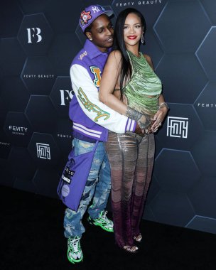 Amerikalı rapçi A $AP Rocky ve hamile kız arkadaş / Barbadoslu şarkıcı Rihanna (Robyn Rihanna Fenty NH), The Attico 'yu giyip 11 Şubat 2022' de Goya Stüdyoları 'nda düzenlenen Fenty Beauty and F70 Skin Kutlamasına geldiler.