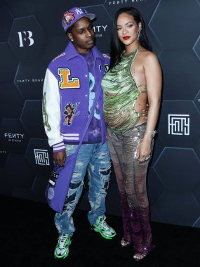  The Attico giyen AP Rocky ve hamile kız arkadaşı / Barbadoslu şarkıcı Rihanna (Robyn Rihanna Fenty NH), 11 Şubat 2022 'de Goya Stüdyoları' nda düzenlenen ve Rihanna 'nın ev sahipliği yaptığı 70 Dolarlık Güzellik ve Kırk Deri Kutlamasına geldiler.