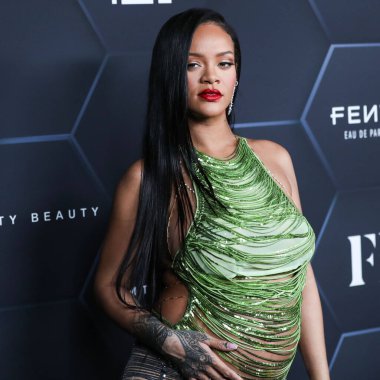 Attico 'yu giyen Barbadoslu şarkıcı Rihanna (Robyn Rihanna Fenty NH) 11 Şubat 2022' de Hollywood, Los Angeles, Kaliforniya, ABD 'de bulunan Goya Stüdyoları' nda düzenlenen Fenty Beauty And Fenty Skin Kutlamasına geldi.. 