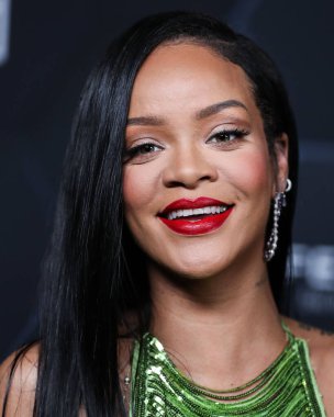 Attico 'yu giyen Barbadoslu şarkıcı Rihanna (Robyn Rihanna Fenty NH) 11 Şubat 2022' de Hollywood, Los Angeles, Kaliforniya, ABD 'de bulunan Goya Stüdyoları' nda düzenlenen Fenty Beauty And Fenty Skin Kutlamasına geldi.. 