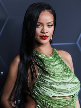 Attico 'yu giyen Barbadoslu şarkıcı Rihanna (Robyn Rihanna Fenty NH) 11 Şubat 2022' de Hollywood, Los Angeles, Kaliforniya, ABD 'de bulunan Goya Stüdyoları' nda düzenlenen Fenty Beauty And Fenty Skin Kutlamasına geldi.. 