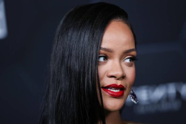 Attico 'yu giyen Barbadoslu şarkıcı Rihanna (Robyn Rihanna Fenty NH) 11 Şubat 2022' de Hollywood, Los Angeles, Kaliforniya, ABD 'de bulunan Goya Stüdyoları' nda düzenlenen Fenty Beauty And Fenty Skin Kutlamasına geldi.. 