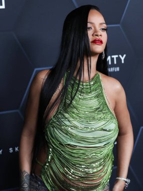 Attico 'yu giyen Barbadoslu şarkıcı Rihanna (Robyn Rihanna Fenty NH) 11 Şubat 2022' de Hollywood, Los Angeles, Kaliforniya, ABD 'de bulunan Goya Stüdyoları' nda düzenlenen Fenty Beauty And Fenty Skin Kutlamasına geldi.. 