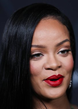 Attico 'yu giyen Barbadoslu şarkıcı Rihanna (Robyn Rihanna Fenty NH) 11 Şubat 2022' de Hollywood, Los Angeles, Kaliforniya, ABD 'de bulunan Goya Stüdyoları' nda düzenlenen Fenty Beauty And Fenty Skin Kutlamasına geldi.. 