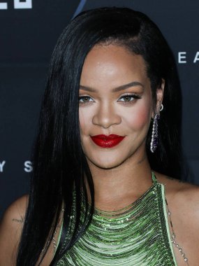 Attico 'yu giyen Barbadoslu şarkıcı Rihanna (Robyn Rihanna Fenty NH) 11 Şubat 2022' de Hollywood, Los Angeles, Kaliforniya, ABD 'de bulunan Goya Stüdyoları' nda düzenlenen Fenty Beauty And Fenty Skin Kutlamasına geldi.. 