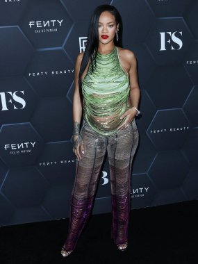 Attico 'yu giyen Barbadoslu şarkıcı Rihanna (Robyn Rihanna Fenty NH) 11 Şubat 2022' de Hollywood, Los Angeles, Kaliforniya, ABD 'de bulunan Goya Stüdyoları' nda düzenlenen Fenty Beauty And Fenty Skin Kutlamasına geldi.. 