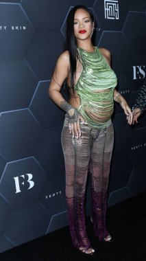 Attico 'yu giyen Barbadoslu şarkıcı Rihanna (Robyn Rihanna Fenty NH) 11 Şubat 2022' de Hollywood, Los Angeles, Kaliforniya, ABD 'de bulunan Goya Stüdyoları' nda düzenlenen Fenty Beauty And Fenty Skin Kutlamasına geldi.. 