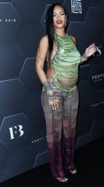 Attico 'yu giyen Barbadoslu şarkıcı Rihanna (Robyn Rihanna Fenty NH) 11 Şubat 2022' de Hollywood, Los Angeles, Kaliforniya, ABD 'de bulunan Goya Stüdyoları' nda düzenlenen Fenty Beauty And Fenty Skin Kutlamasına geldi.. 
