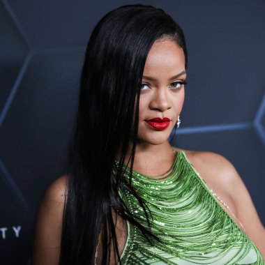 Attico 'yu giyen Barbadoslu şarkıcı Rihanna (Robyn Rihanna Fenty NH) 11 Şubat 2022' de Hollywood, Los Angeles, Kaliforniya, ABD 'de bulunan Goya Stüdyoları' nda düzenlenen Fenty Beauty And Fenty Skin Kutlamasına geldi.. 