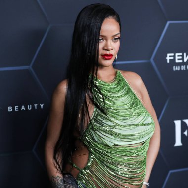 Attico 'yu giyen Barbadoslu şarkıcı Rihanna (Robyn Rihanna Fenty NH) 11 Şubat 2022' de Hollywood, Los Angeles, Kaliforniya, ABD 'de bulunan Goya Stüdyoları' nda düzenlenen Fenty Beauty And Fenty Skin Kutlamasına geldi.. 