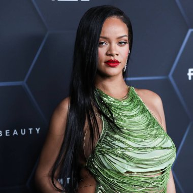 Attico 'yu giyen Barbadoslu şarkıcı Rihanna (Robyn Rihanna Fenty NH) 11 Şubat 2022' de Hollywood, Los Angeles, Kaliforniya, ABD 'de bulunan Goya Stüdyoları' nda düzenlenen Fenty Beauty And Fenty Skin Kutlamasına geldi.. 