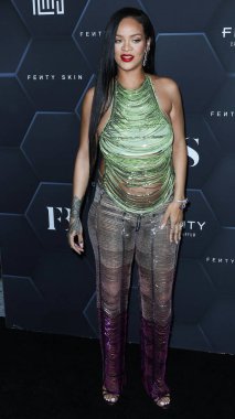 Attico 'yu giyen Barbadoslu şarkıcı Rihanna (Robyn Rihanna Fenty NH) 11 Şubat 2022' de Hollywood, Los Angeles, Kaliforniya, ABD 'de bulunan Goya Stüdyoları' nda düzenlenen Fenty Beauty And Fenty Skin Kutlamasına geldi.. 