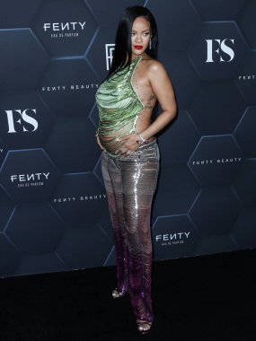 Attico 'yu giyen Barbadoslu şarkıcı Rihanna (Robyn Rihanna Fenty NH) 11 Şubat 2022' de Hollywood, Los Angeles, Kaliforniya, ABD 'de bulunan Goya Stüdyoları' nda düzenlenen Fenty Beauty And Fenty Skin Kutlamasına geldi.. 