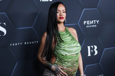 Attico 'yu giyen Barbadoslu şarkıcı Rihanna (Robyn Rihanna Fenty NH) 11 Şubat 2022' de Hollywood, Los Angeles, Kaliforniya, ABD 'de bulunan Goya Stüdyoları' nda düzenlenen Fenty Beauty And Fenty Skin Kutlamasına geldi.. 