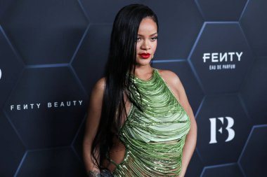 Attico 'yu giyen Barbadoslu şarkıcı Rihanna (Robyn Rihanna Fenty NH) 11 Şubat 2022' de Hollywood, Los Angeles, Kaliforniya, ABD 'de bulunan Goya Stüdyoları' nda düzenlenen Fenty Beauty And Fenty Skin Kutlamasına geldi.. 