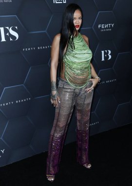 Attico 'yu giyen Barbadoslu şarkıcı Rihanna (Robyn Rihanna Fenty NH) 11 Şubat 2022' de Hollywood, Los Angeles, Kaliforniya, ABD 'de bulunan Goya Stüdyoları' nda düzenlenen Fenty Beauty And Fenty Skin Kutlamasına geldi.. 