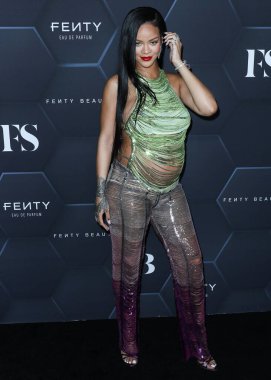 Attico 'yu giyen Barbadoslu şarkıcı Rihanna (Robyn Rihanna Fenty NH) 11 Şubat 2022' de Hollywood, Los Angeles, Kaliforniya, ABD 'de bulunan Goya Stüdyoları' nda düzenlenen Fenty Beauty And Fenty Skin Kutlamasına geldi.. 