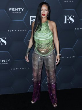 Attico 'yu giyen Barbadoslu şarkıcı Rihanna (Robyn Rihanna Fenty NH) 11 Şubat 2022' de Hollywood, Los Angeles, Kaliforniya, ABD 'de bulunan Goya Stüdyoları' nda düzenlenen Fenty Beauty And Fenty Skin Kutlamasına geldi.. 