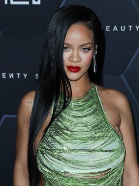 Attico 'yu giyen Barbadoslu şarkıcı Rihanna (Robyn Rihanna Fenty NH) 11 Şubat 2022' de Hollywood, Los Angeles, Kaliforniya, ABD 'de bulunan Goya Stüdyoları' nda düzenlenen Fenty Beauty And Fenty Skin Kutlamasına geldi.. 