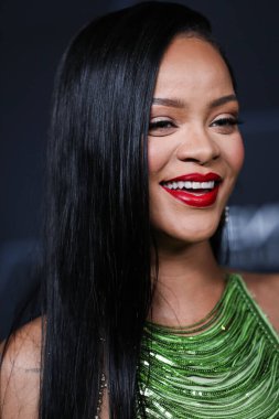 Attico 'yu giyen Barbadoslu şarkıcı Rihanna (Robyn Rihanna Fenty NH) 11 Şubat 2022' de Hollywood, Los Angeles, Kaliforniya, ABD 'de bulunan Goya Stüdyoları' nda düzenlenen Fenty Beauty And Fenty Skin Kutlamasına geldi.. 