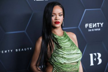 Attico 'yu giyen Barbadoslu şarkıcı Rihanna (Robyn Rihanna Fenty NH) 11 Şubat 2022' de Hollywood, Los Angeles, Kaliforniya, ABD 'de bulunan Goya Stüdyoları' nda düzenlenen Fenty Beauty And Fenty Skin Kutlamasına geldi.. 