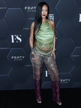 Attico 'yu giyen Barbadoslu şarkıcı Rihanna (Robyn Rihanna Fenty NH) 11 Şubat 2022' de Hollywood, Los Angeles, Kaliforniya, ABD 'de bulunan Goya Stüdyoları' nda düzenlenen Fenty Beauty And Fenty Skin Kutlamasına geldi.. 