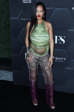 Attico 'yu giyen Barbadoslu şarkıcı Rihanna (Robyn Rihanna Fenty NH) 11 Şubat 2022' de Hollywood, Los Angeles, Kaliforniya, ABD 'de bulunan Goya Stüdyoları' nda düzenlenen Fenty Beauty And Fenty Skin Kutlamasına geldi.. 