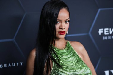 Attico 'yu giyen Barbadoslu şarkıcı Rihanna (Robyn Rihanna Fenty NH) 11 Şubat 2022' de Hollywood, Los Angeles, Kaliforniya, ABD 'de bulunan Goya Stüdyoları' nda düzenlenen Fenty Beauty And Fenty Skin Kutlamasına geldi.. 