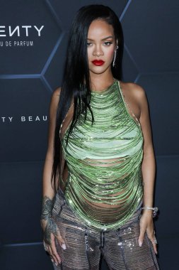 Attico 'yu giyen Barbadoslu şarkıcı Rihanna (Robyn Rihanna Fenty NH) 11 Şubat 2022' de Hollywood, Los Angeles, Kaliforniya, ABD 'de bulunan Goya Stüdyoları' nda düzenlenen Fenty Beauty And Fenty Skin Kutlamasına geldi.. 