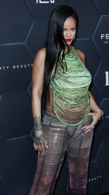 Attico 'yu giyen Barbadoslu şarkıcı Rihanna (Robyn Rihanna Fenty NH) 11 Şubat 2022' de Hollywood, Los Angeles, Kaliforniya, ABD 'de bulunan Goya Stüdyoları' nda düzenlenen Fenty Beauty And Fenty Skin Kutlamasına geldi.. 