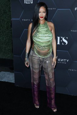Attico 'yu giyen Barbadoslu şarkıcı Rihanna (Robyn Rihanna Fenty NH) 11 Şubat 2022' de Hollywood, Los Angeles, Kaliforniya, ABD 'de bulunan Goya Stüdyoları' nda düzenlenen Fenty Beauty And Fenty Skin Kutlamasına geldi.. 