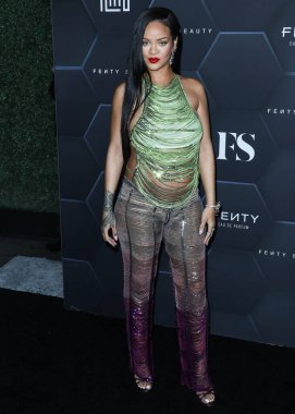 Attico 'yu giyen Barbadoslu şarkıcı Rihanna (Robyn Rihanna Fenty NH) 11 Şubat 2022' de Hollywood, Los Angeles, Kaliforniya, ABD 'de bulunan Goya Stüdyoları' nda düzenlenen Fenty Beauty And Fenty Skin Kutlamasına geldi.. 
