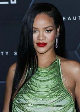 Attico 'yu giyen Barbadoslu şarkıcı Rihanna (Robyn Rihanna Fenty NH) 11 Şubat 2022' de Hollywood, Los Angeles, Kaliforniya, ABD 'de bulunan Goya Stüdyoları' nda düzenlenen Fenty Beauty And Fenty Skin Kutlamasına geldi.. 