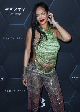 Attico 'yu giyen Barbadoslu şarkıcı Rihanna (Robyn Rihanna Fenty NH) 11 Şubat 2022' de Hollywood, Los Angeles, Kaliforniya, ABD 'de bulunan Goya Stüdyoları' nda düzenlenen Fenty Beauty And Fenty Skin Kutlamasına geldi.. 