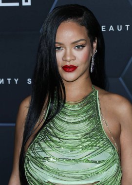 Attico 'yu giyen Barbadoslu şarkıcı Rihanna (Robyn Rihanna Fenty NH) 11 Şubat 2022' de Hollywood, Los Angeles, Kaliforniya, ABD 'de bulunan Goya Stüdyoları' nda düzenlenen Fenty Beauty And Fenty Skin Kutlamasına geldi.. 