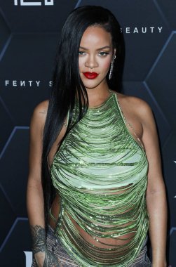 Attico 'yu giyen Barbadoslu şarkıcı Rihanna (Robyn Rihanna Fenty NH) 11 Şubat 2022' de Hollywood, Los Angeles, Kaliforniya, ABD 'de bulunan Goya Stüdyoları' nda düzenlenen Fenty Beauty And Fenty Skin Kutlamasına geldi.. 