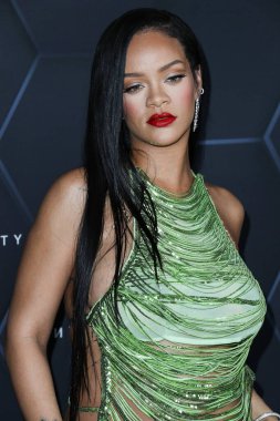 Attico 'yu giyen Barbadoslu şarkıcı Rihanna (Robyn Rihanna Fenty NH) 11 Şubat 2022' de Hollywood, Los Angeles, Kaliforniya, ABD 'de bulunan Goya Stüdyoları' nda düzenlenen Fenty Beauty And Fenty Skin Kutlamasına geldi.. 