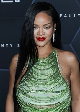 Attico 'yu giyen Barbadoslu şarkıcı Rihanna (Robyn Rihanna Fenty NH) 11 Şubat 2022' de Hollywood, Los Angeles, Kaliforniya, ABD 'de bulunan Goya Stüdyoları' nda düzenlenen Fenty Beauty And Fenty Skin Kutlamasına geldi.. 