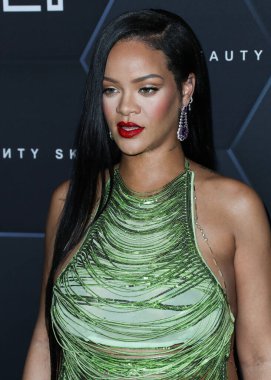 Attico 'yu giyen Barbadoslu şarkıcı Rihanna (Robyn Rihanna Fenty NH) 11 Şubat 2022' de Hollywood, Los Angeles, Kaliforniya, ABD 'de bulunan Goya Stüdyoları' nda düzenlenen Fenty Beauty And Fenty Skin Kutlamasına geldi.. 