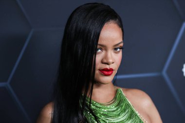 Attico 'yu giyen Barbadoslu şarkıcı Rihanna (Robyn Rihanna Fenty NH) 11 Şubat 2022' de Hollywood, Los Angeles, Kaliforniya, ABD 'de bulunan Goya Stüdyoları' nda düzenlenen Fenty Beauty And Fenty Skin Kutlamasına geldi.. 