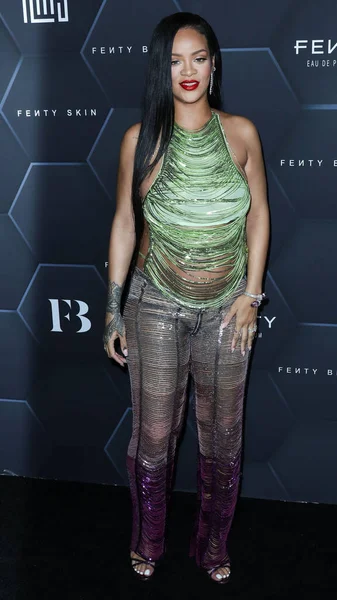 Attico 'yu giyen Barbadoslu şarkıcı Rihanna (Robyn Rihanna Fenty NH) 11 Şubat 2022' de Hollywood, Los Angeles, Kaliforniya, ABD 'de bulunan Goya Stüdyoları' nda düzenlenen Fenty Beauty And Fenty Skin Kutlamasına geldi.. 