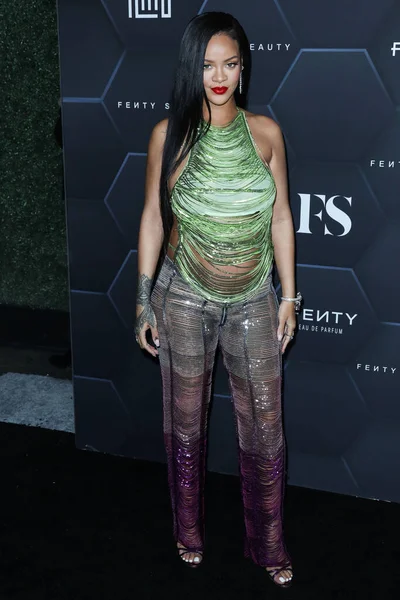 Attico 'yu giyen Barbadoslu şarkıcı Rihanna (Robyn Rihanna Fenty NH) 11 Şubat 2022' de Hollywood, Los Angeles, Kaliforniya, ABD 'de bulunan Goya Stüdyoları' nda düzenlenen Fenty Beauty And Fenty Skin Kutlamasına geldi.. 