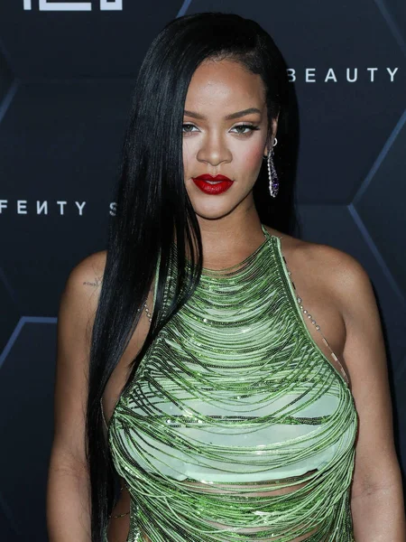 Attico 'yu giyen Barbadoslu şarkıcı Rihanna (Robyn Rihanna Fenty NH) 11 Şubat 2022' de Hollywood, Los Angeles, Kaliforniya, ABD 'de bulunan Goya Stüdyoları' nda düzenlenen Fenty Beauty And Fenty Skin Kutlamasına geldi.. 