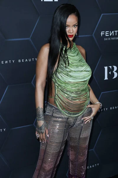 Attico 'yu giyen Barbadoslu şarkıcı Rihanna (Robyn Rihanna Fenty NH) 11 Şubat 2022' de Hollywood, Los Angeles, Kaliforniya, ABD 'de bulunan Goya Stüdyoları' nda düzenlenen Fenty Beauty And Fenty Skin Kutlamasına geldi.. 
